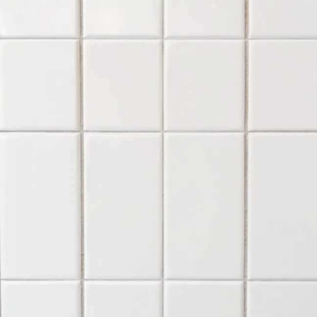 Jaka fuga do białych płytek łazienka