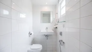 jakie płytki do małej łazienki wybrać