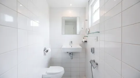 jakie płytki do małej łazienki wybrać