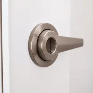 Klamka do drzwi pokojowych z zamkiem