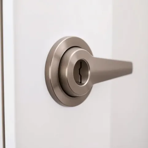 Klamka do drzwi pokojowych z zamkiem