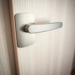 Klamka z zamkiem do drzwi pokojowych