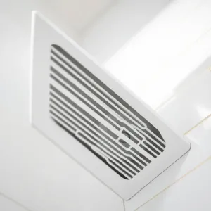 Kratką wentylacyjna do łazienki z wentylatorem