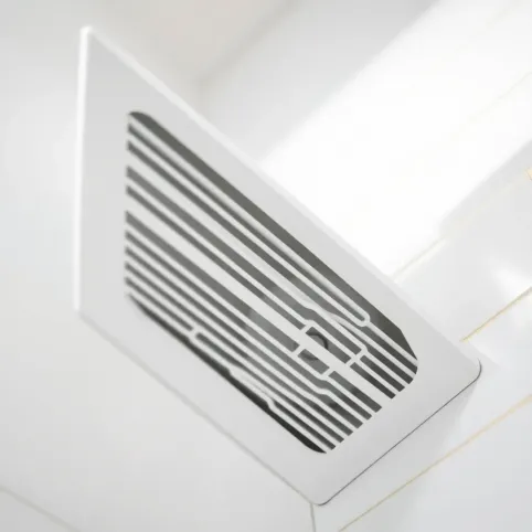 Kratką wentylacyjna do łazienki z wentylatorem