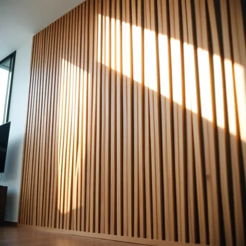 Lamele na ścianie w salonie