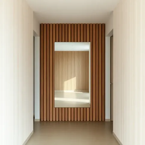 Lamele w przedpokoju z lustrem