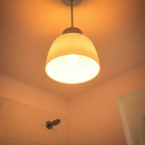 Lampa sufitowa do łazienki wisząca