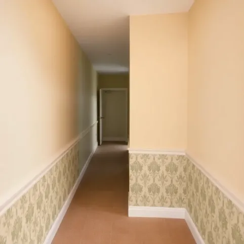 Lamperia z tapety w przedpokoju