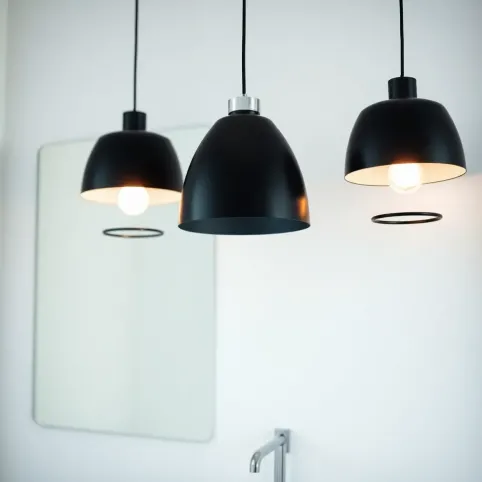 Lampy wiszące do łazienki przy lustrze czarne