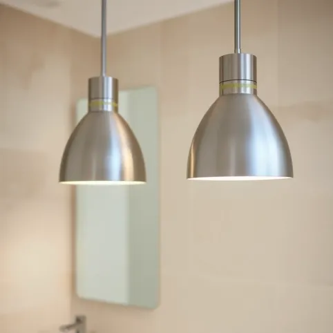 Lampy wiszące do łazienki srebrne