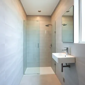 Łazienka wąską z prysznicem