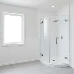 Łazienka z oknem i prysznicem