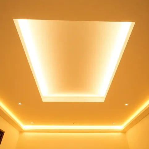 Ledy na suficie w pokoju