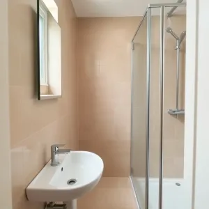 Mała beżowa łazienka