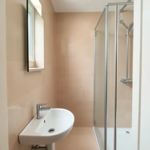 Mała beżowa łazienka