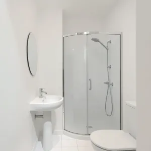 Mała biała łazienka