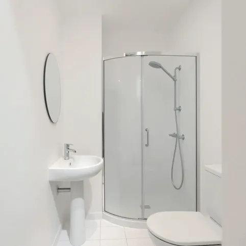 Mała biała łazienka