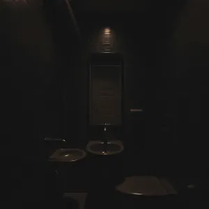 Mała ciemna łazienka