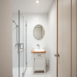 mała łazienka białoszara z drewnem