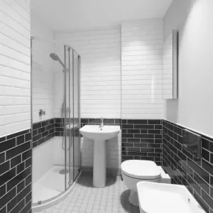 mała łazienka czarnobiała z prysznicem