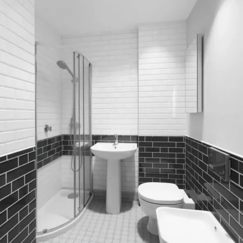 mała łazienka czarnobiała z prysznicem