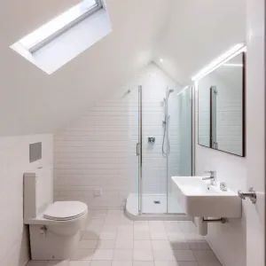 Mała łazienka na poddaszu ze skosem bez okna