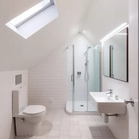 Mała łazienka na poddaszu ze skosem bez okna