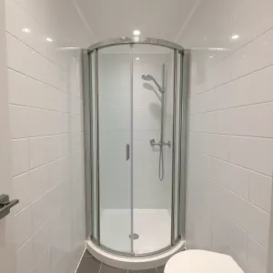 Mała łazienka w bloku z prysznicem