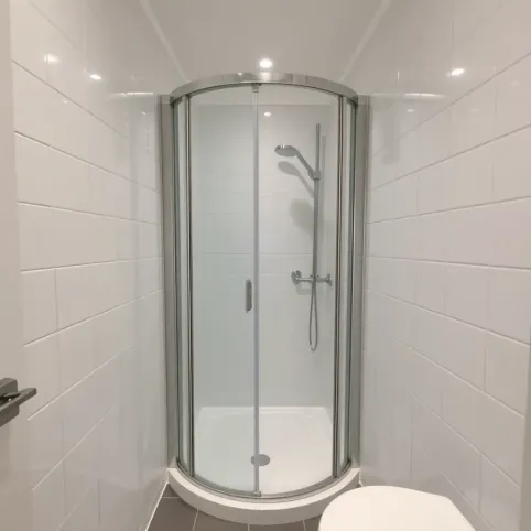 Mała łazienka w bloku z prysznicem