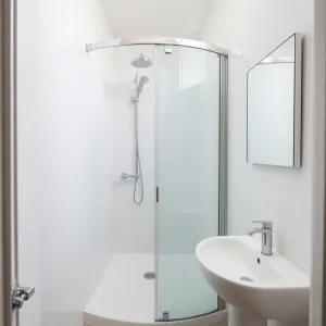 mała łazienka z prysznicem