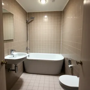 Mała łazienka z wanną w bloku