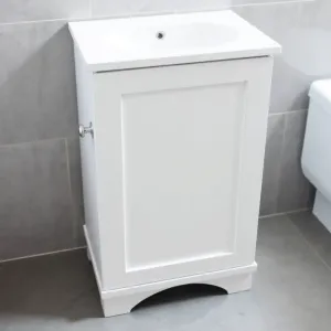 Mała szafka łazienkowa stojąca