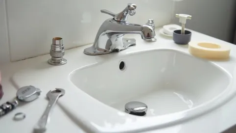 montaż kranu w umywalce