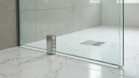 Montaż szyby prysznicowej na płytkach