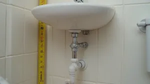 na jakiej wysokosci powinna byc zaworek pod wode w umywalce