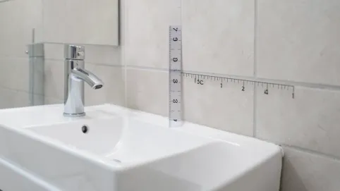 odległość umywalki od ściany