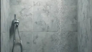 panele winylowe pod prysznicem