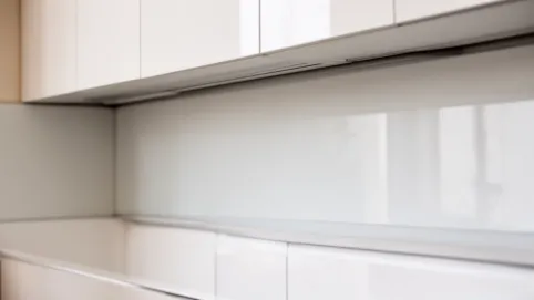 Płyta laminowana między szafkami w kuchni