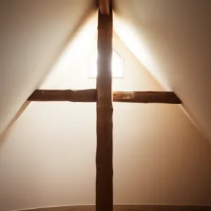 Słup w pokoju na poddaszu