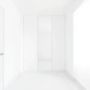 Szafa biała do przedpokoju z lustrem