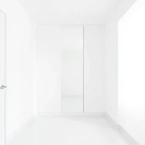 Szafa biała do przedpokoju z lustrem