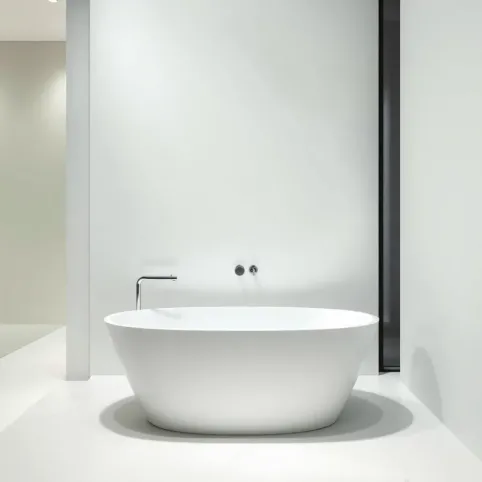 Wanna wolnostojąca z baterią w ścianie