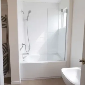 Wanna z prysznicem do małej łazienki