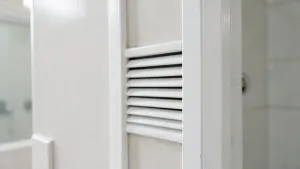 wentylacja w drzwiach łazienkowych