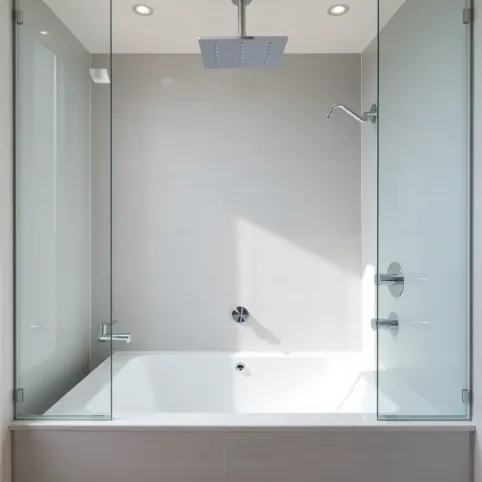 Zabudowaną wanna z prysznicem