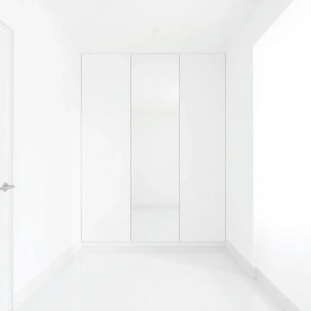 Szafa biała do przedpokoju z lustrem